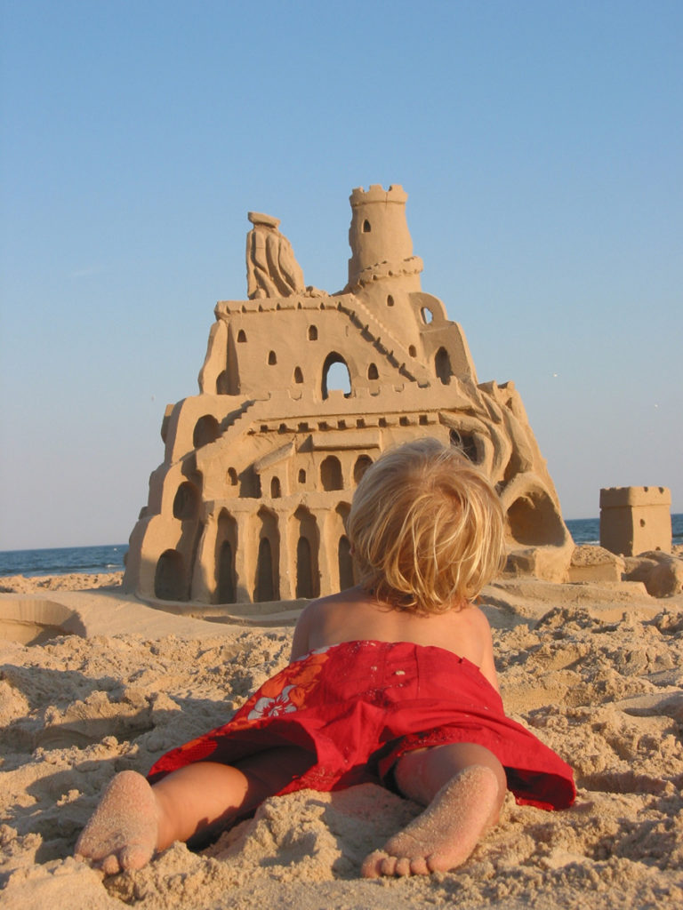 châteaux de sable enfant allongé